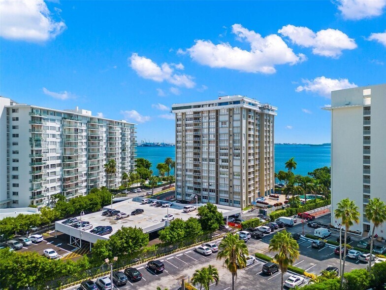Building Photo - 1420 Brickell Bay Dr