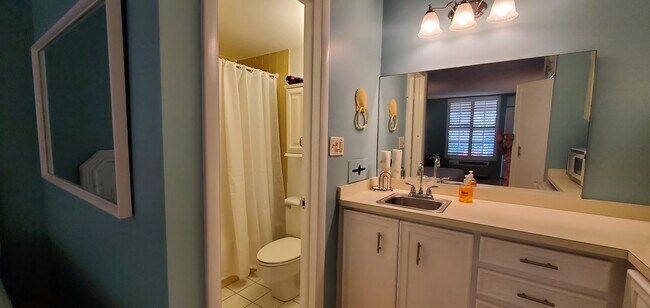 Building Photo - 2555 Tamiami Trl N