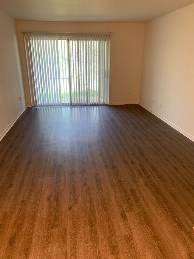 Building Photo - 1 Bedroom 1Bath Condo Available with Water