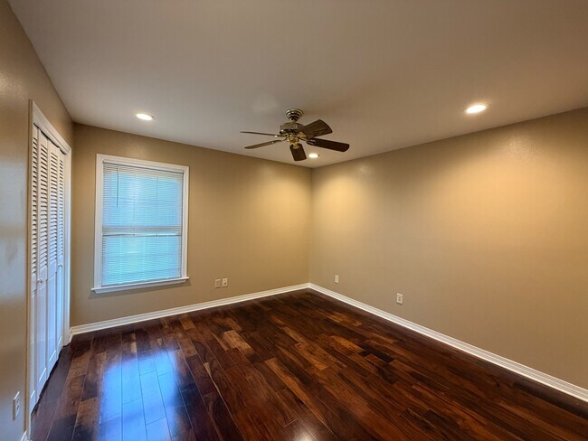 Building Photo - 1017 Westbury Dr