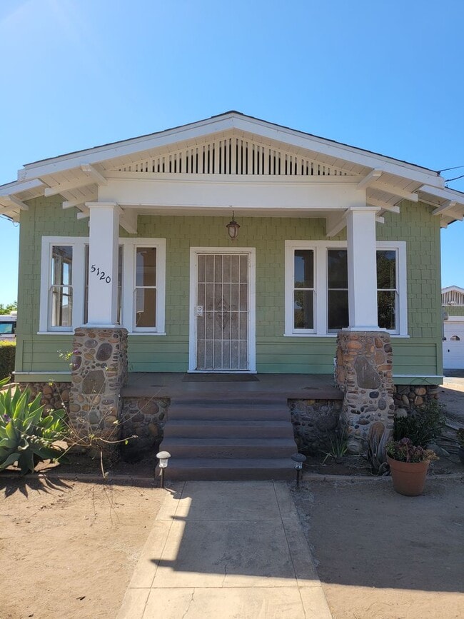 Primary Photo - Craftsman home 2bed 1 bath, garage on a la...