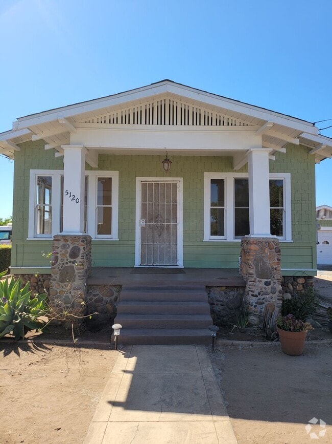 Building Photo - Craftsman home 2bed 1 bath, garage on a 11...