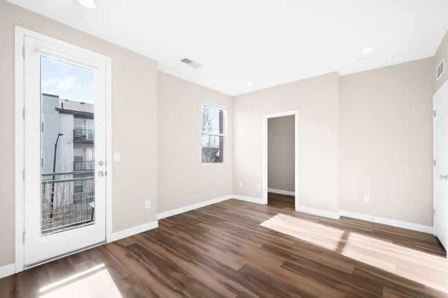 Building Photo - 3BD, 2.5BA Englewood Townhome with 2-Car Garage
