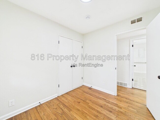 Building Photo - 6420 W 81st Terrace