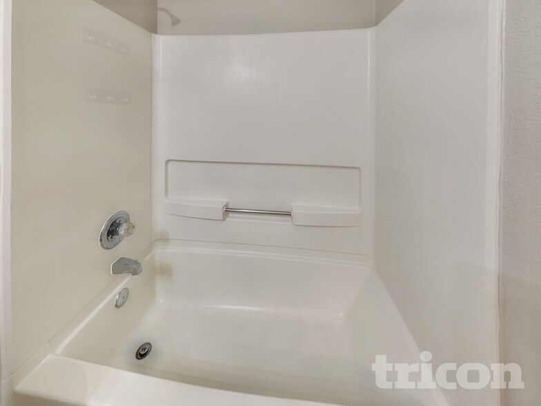 Building Photo - 2007 Mission Cove