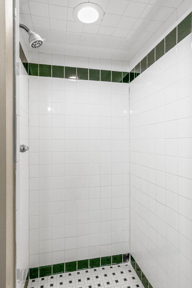 Building Photo - Charming 3Bedroom/2Bath