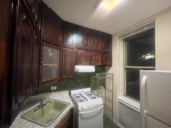 Building Photo - 1061 E 92nd St