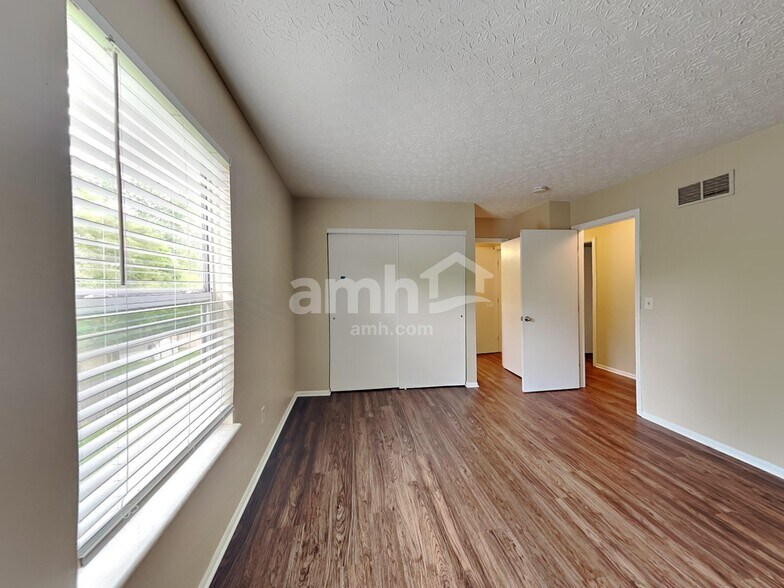Building Photo - 1565 Tall Meadows Dr