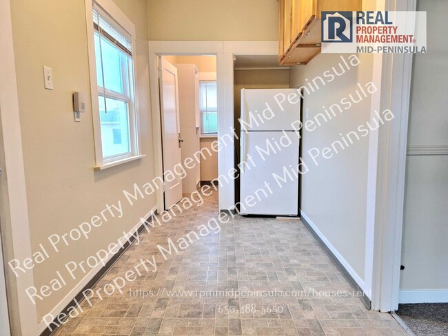 Building Photo - Quiet 1 Bedroom / 1 Bathroom on Top Floor ...