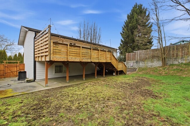 Building Photo - Renovated 5-Bedroom Home on Cul-de-Sac with Park Views & Stunning Outdoor Living