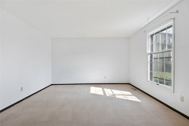 Building Photo - 15575 Clover Ridge Dr