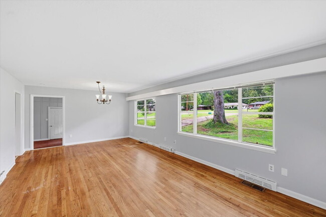 Building Photo - Spacious 4BR Home in Clinton School District with Multiple Living Areas