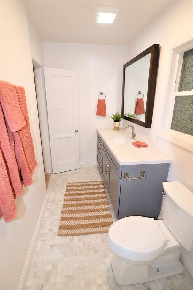 Building Photo - 1230 N Hollywood Way