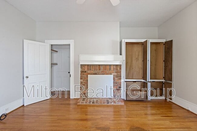 Building Photo - 106 W Ivey St