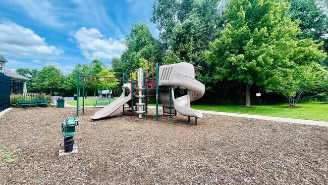 Building Photo - 28000 Hopkins Dr