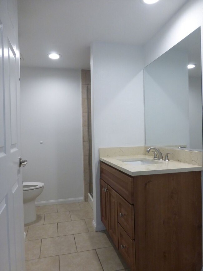 Building Photo - Large San Pedro Condo for Lease | 3 Bed - 2 Bath | 2 Garage Spaces