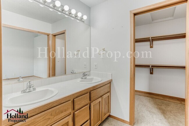 Building Photo - Pet-Friendly Hillsboro Home with Brand New Carpets and Fresh Paint!