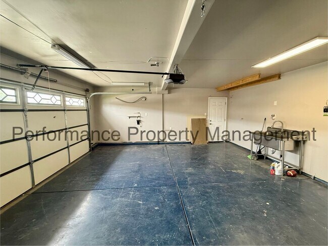 Building Photo - Spacious 5 Bed/3 Bath + Office in SW Bakersfield w/ RBP & $0 Deposit Option