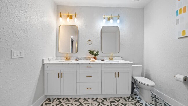 Building Photo - 1007 E Comanche Ave