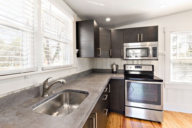 Building Photo - Updated Craftsman Cottage in West Asheville