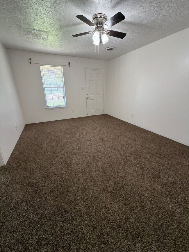 Building Photo - 39-39 Rushwood Dr