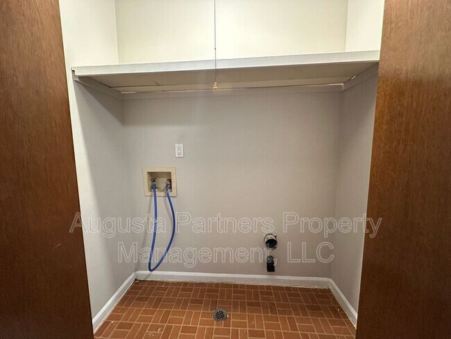 Building Photo - 2448 Riverlook Dr