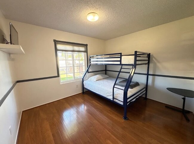 Building Photo - Beautiful 3 Bedroom 2 Bathroom House in Granda Hills