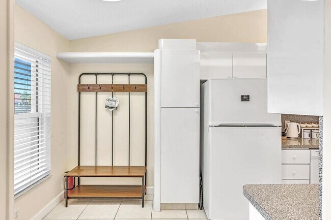 Building Photo - Beautiful 3-Bedroom, 2-Bath Villa with Lak...