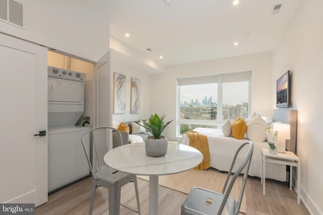 Primary Photo - 1421 E Columbia Ave