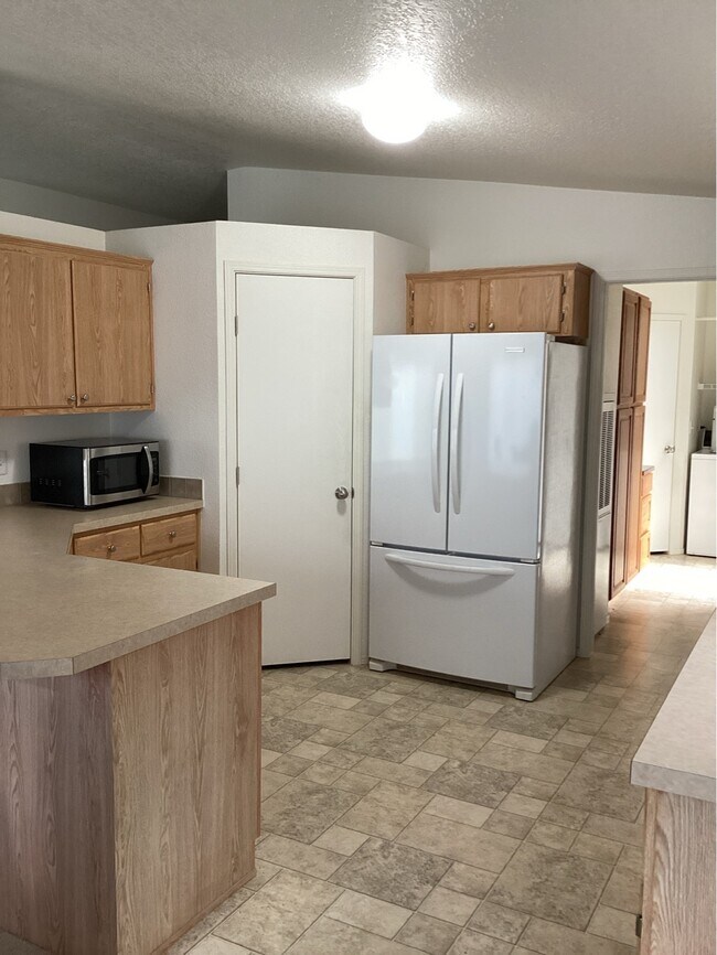 Building Photo - 365 SW Pacific View St