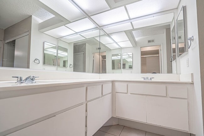 Building Photo - COMING SOON! Las Ventanas Community 2 Bedroom Condo in Valencia!