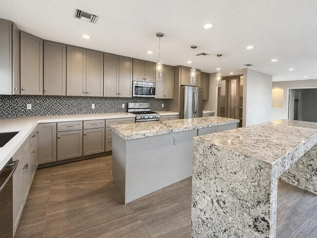Building Photo - 4 Saturn Cir