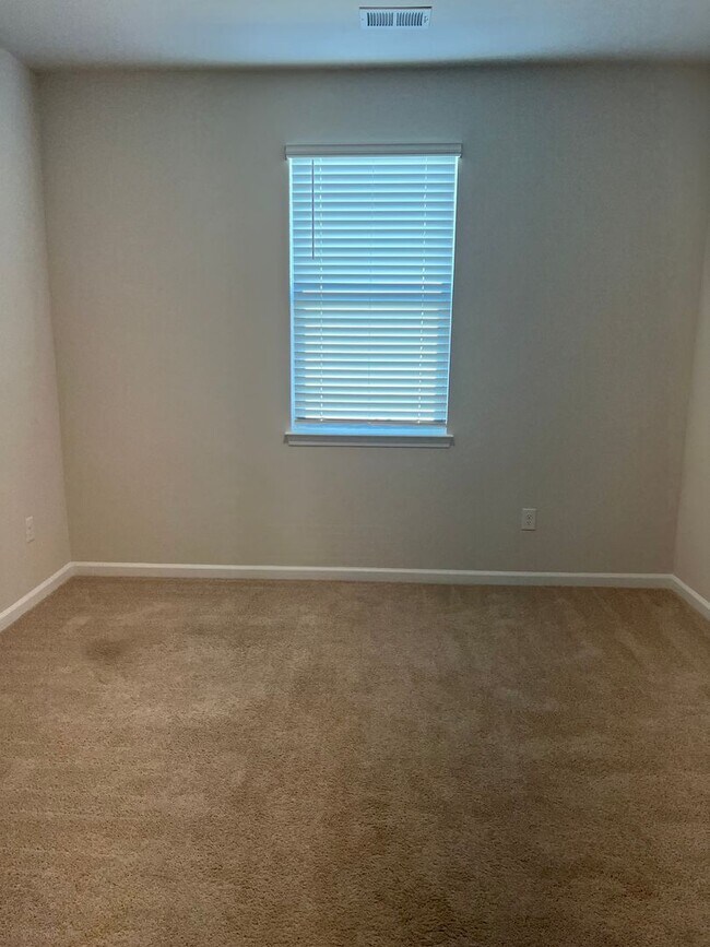 Building Photo - AVAILABLE NOW! Beautiful home, with pond view!!