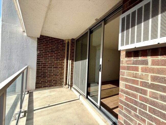 Building Photo - 420 W Belmont Ave