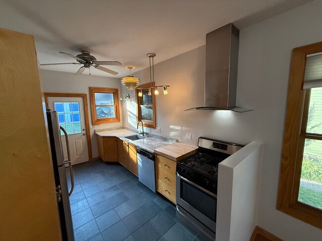 Building Photo - 1333 E Wilson St