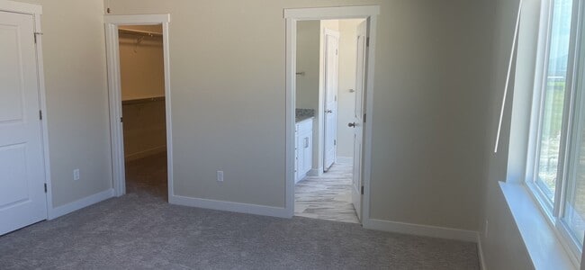 Building Photo - Brand New Townhome on Hilltop Haven