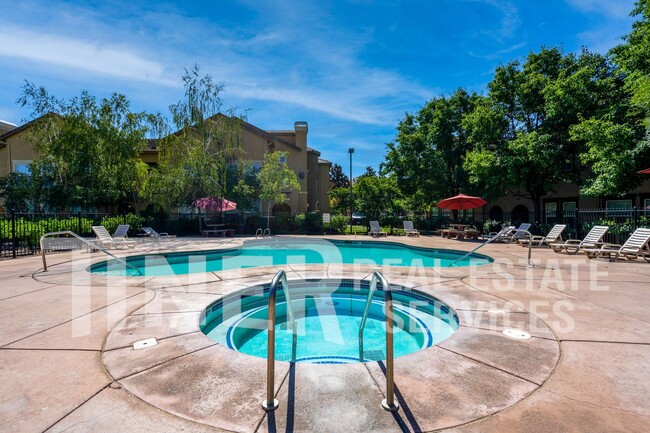 Building Photo - Beautifully updated Natomas Condo in Gated...