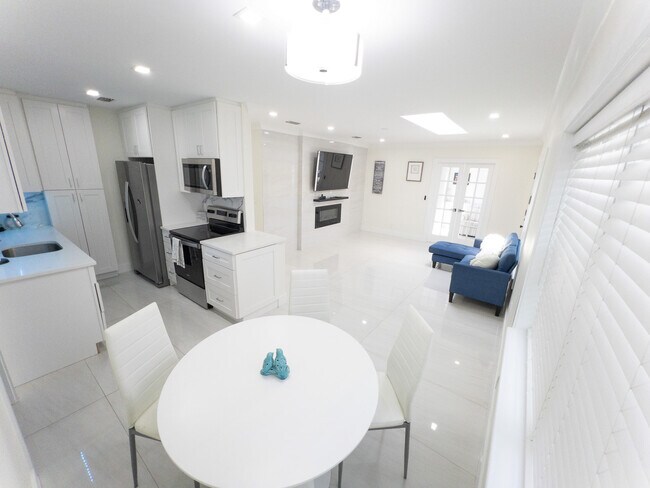 Building Photo - 887 W Perry St