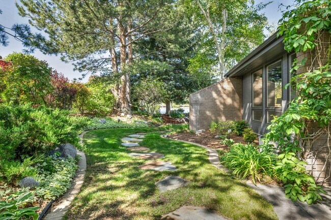 Building Photo - LAKEFRONT LUXURY ON LAKE STANLEY | FULLY FURNISHED + UTILITIES INCLUDED IN GUARDED LAKERIDGE SHORES