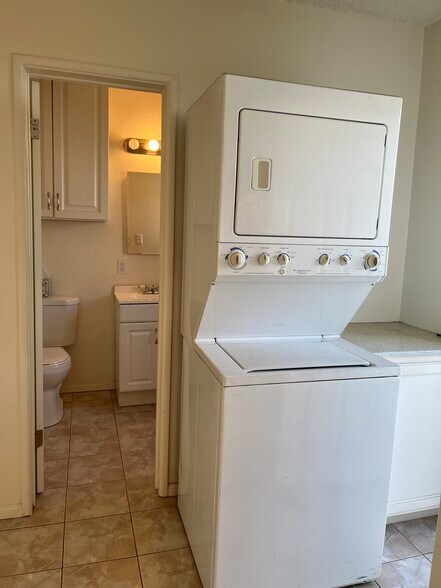 Washer/Dryer - 4074 Rosabell St
