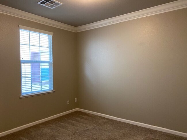 Building Photo - 1740 Wind Ranch Rd