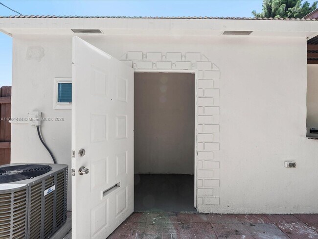 Building Photo - 113 SW 22nd Ave