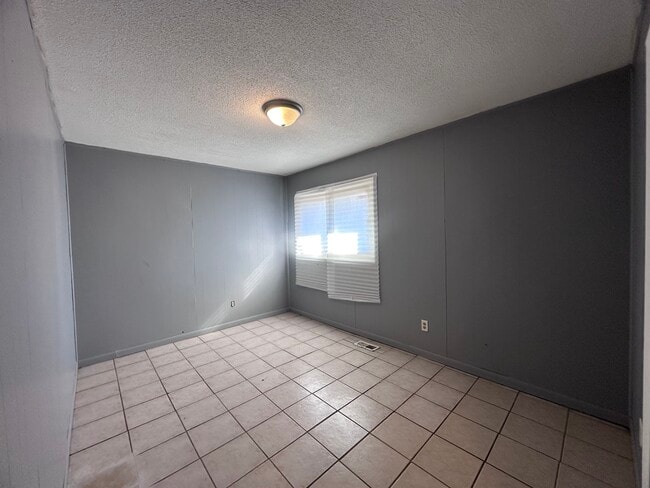 Building Photo - 1001 Shasta-