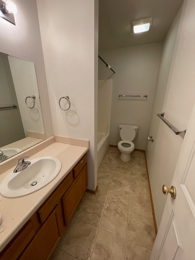 Building Photo - 425 W Shore Dr