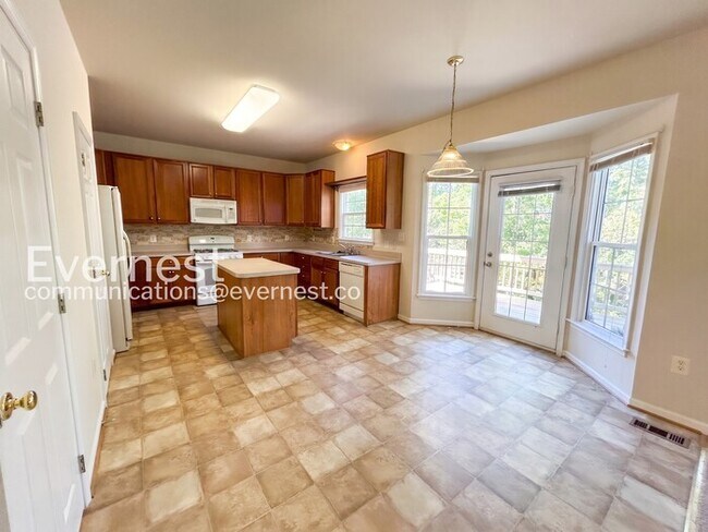 Building Photo - 7 St Stephens Ct