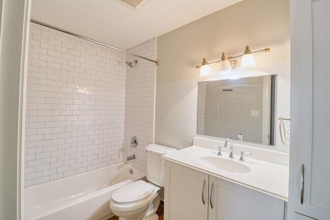Building Photo - 7557 Meadowview Dr