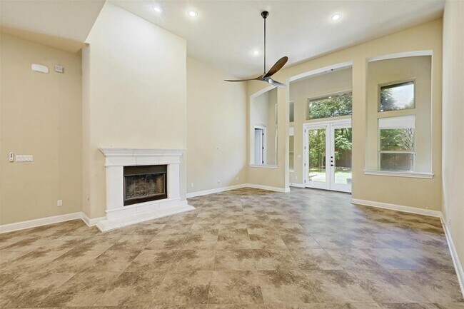 Building Photo - 211 Lake Como Dr