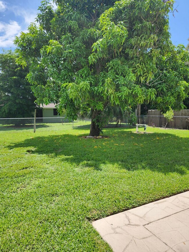 Building Photo - VERY NICE PORT CHARLOTTE HOME FOR ANNUAL RENT!