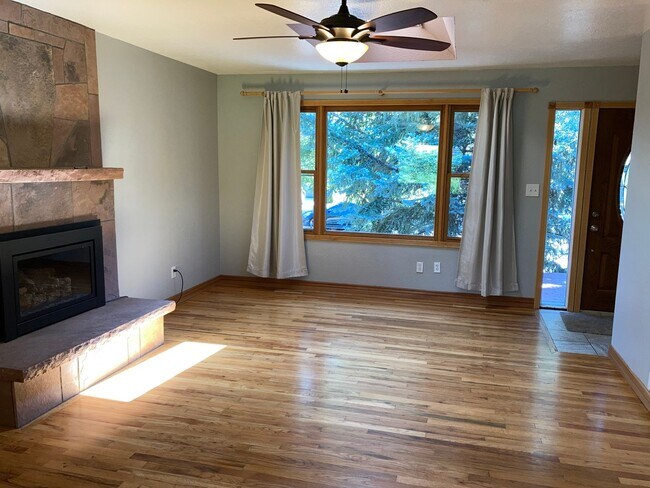 Primary Photo - 4 BR, 3 FULL BATHS, Great TABLE MESA Neigh...