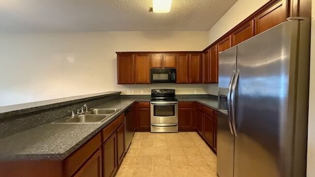 Building Photo - 3 bedroom - 2 bathroom - Stonelake Townhom...